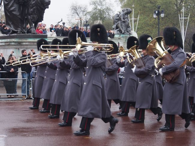 ウィンザー城の交代式と違って、楽器もたくさんの種類があります。