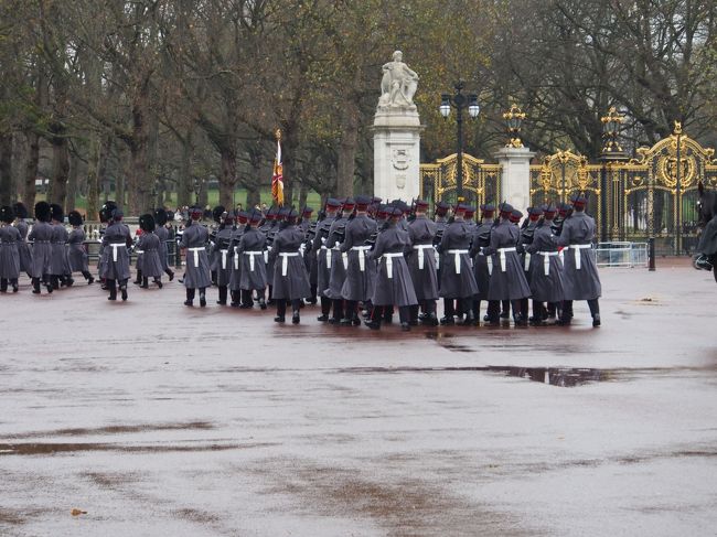 ウィンザー城とバッキンガム宮殿の両方の交代式を見れて満足です。