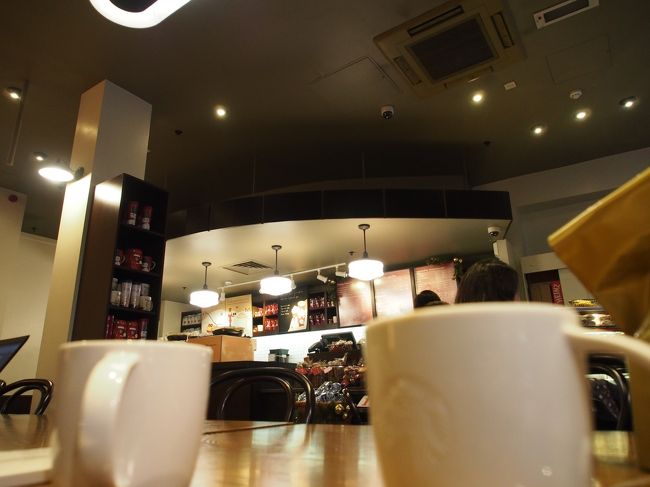 待ち時間も含め、バッキンガム宮殿で１時間半立ちっぱなしだったので、疲れてスタバで休憩です。