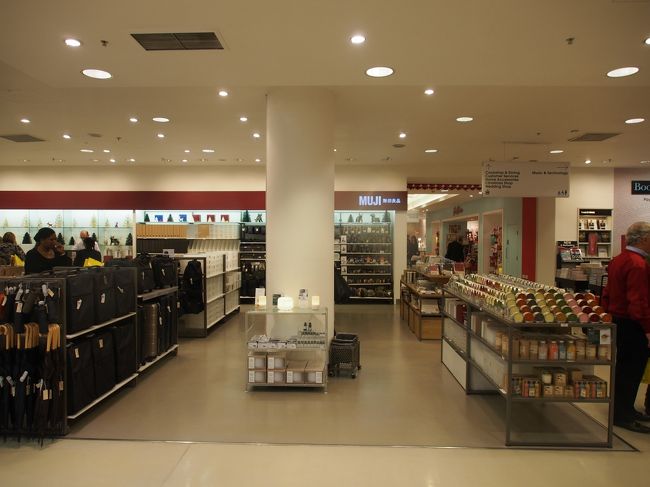 アフタヌーンティーの開始時間まで時間をつぶすため、デパートのセルフリッジへ。<br />無印が入っています。