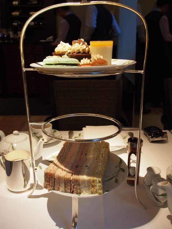 真ん中の段のスコーンは、後で焼きたてがきます。<br />サンドイッチが激ウマです。