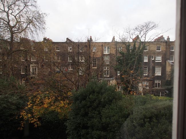 ホテルの部屋からの風景。<br />チェックアウトし、荷物を預けて一路ナショナルギャラリーへ。