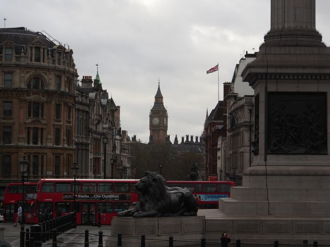 朝のトラファルガー広場