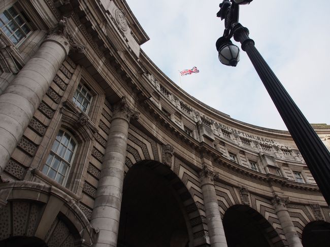 周辺を散策して、アドミラルティ・アーチをくぐります。