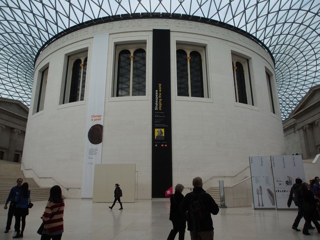 入り口近くの吹き抜けです。<br />大英博物館は撮影ＯＫです。<br />イギリスの美術館・博物館は無料で嬉しいです。