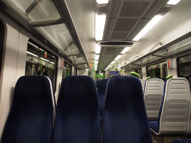 ヒースローエクスプレスの社内。<br />早いし快適です！