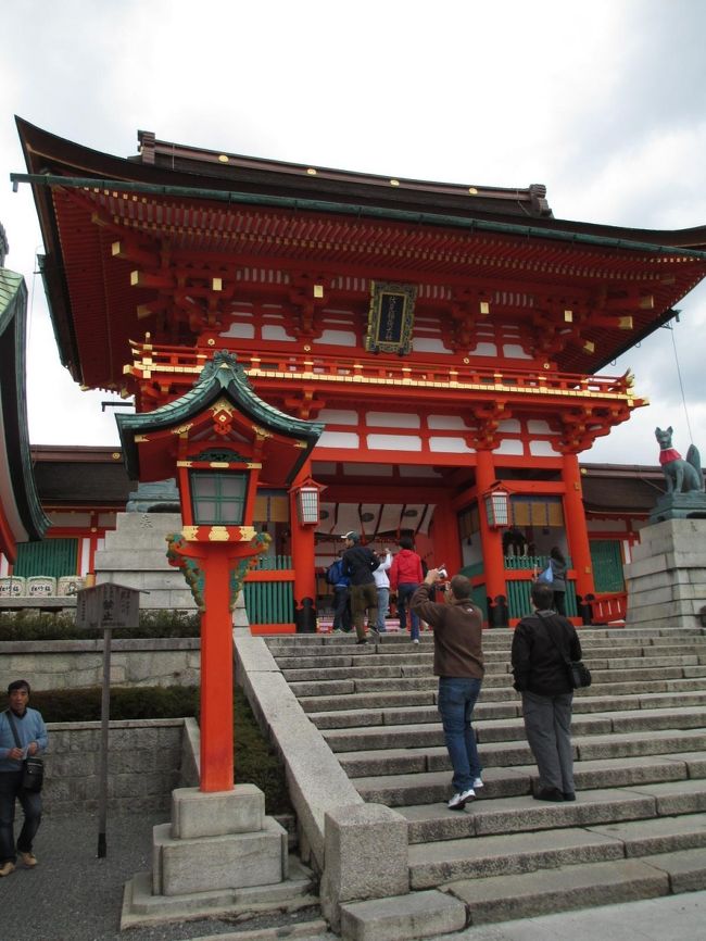 楼門に到着しました<br />門の左右には…