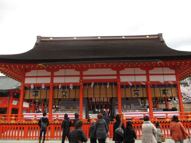 そして、階段を登ると本殿がありました。<br />重要文化財に指定されています。