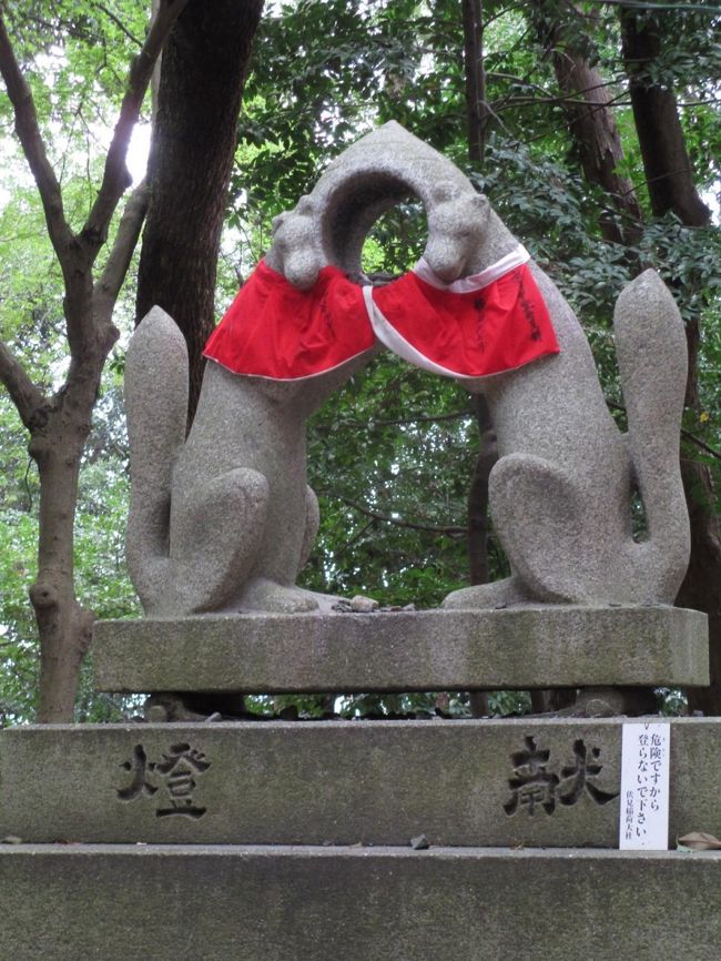 帰る時にこんなの発見!!<br />みんな穴をめがけて石を投げていました。