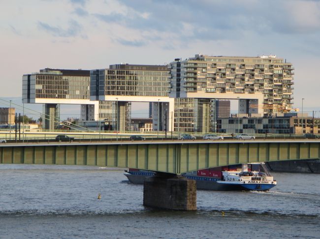 近代的な3連建物が見えた。<br />１棟はアパートだかマンション、２棟はオフィスビルとのこと。