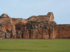 芝生の緑と遺跡の茶色加減のコントラストが美しすぎます。