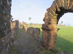 私が大学時代に公開された「ミッション」という映画は、当時まだ新気鋭俳優として売り出し中のロバートデニーロが出演していた事と、滝から十字架に磔にされて突き落とされる映像があまりにもショッキングであった事も相まってかなりな話題作になったと記憶しています。（でも不覚ながら私はその滝がイグアスだとは..知りませんでした...）

その「ミッション」がこの地の物語を描いたものだという事を、更に不覚にも、旅行直前にガイドブックで知り得て慌ててＤＶＤを探しましたが.....海外でそんな古くマイナーなものは見つかろうはずがありません。

