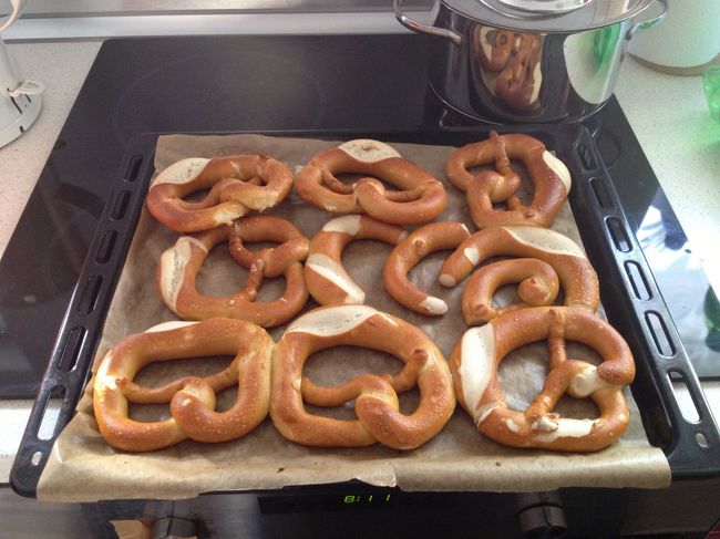 　今回、ドイツ滞在中は友人宅に泊めてもらいます。<br /><br />　やっぱり時差ボケでえらい早く目が覚めましたが。<br /><br />　朝から焼きたてのパンとか、ありがたや。