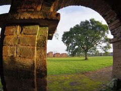 【トリニーダ遺跡／エンカナルシオン／パラグアイ】

ところで遺跡とは余り関係ありませんが、現在のパラグアイにつきまして...。

パラグアイは(2013年6月)現在、経済的に孤立状態です。