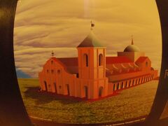 【トリニーダ遺跡／エンカナルシオン／パラグアイ】

約３００年前、建設当時の絵が掲げてありました。

オリジナルの教会は、このような感じの建物だったようです。