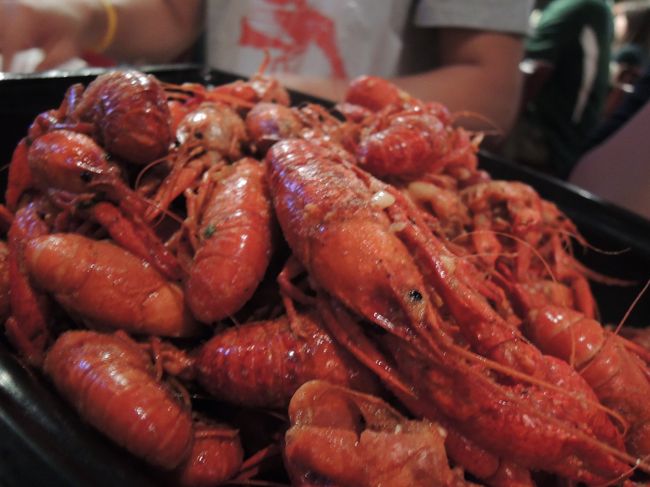 連れて行ってもらったのはザリガニレストラン（crayfish restaurant）。<br />甘辛いソースで絡めてあって、食べ始めたら止まらない味！<br />人気レストランのようで、30分くらい待ちました。