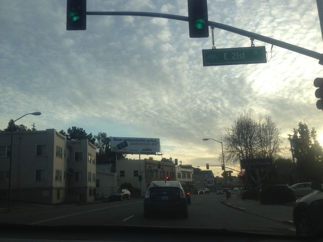 友達との感動の再会のあと、ちょっと早めだけど夕飯をいただきにオークランド（Oakland）へ連れて行ってもらいました。<br />ちょっと曇り気味だったけど、きれいな空☆