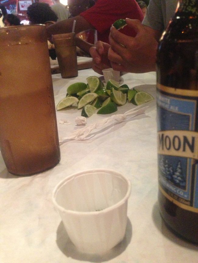 カリフォルニアスタイルなのか、胡椒にライムの果汁を入れて、それにつけて食べてました。Taste changed in a good way:)