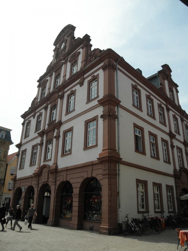 　嫁さんが吐き気と頭痛を訴えたので、午前中はゆっくり休んで、お昼ご飯がてらに散策に出発。