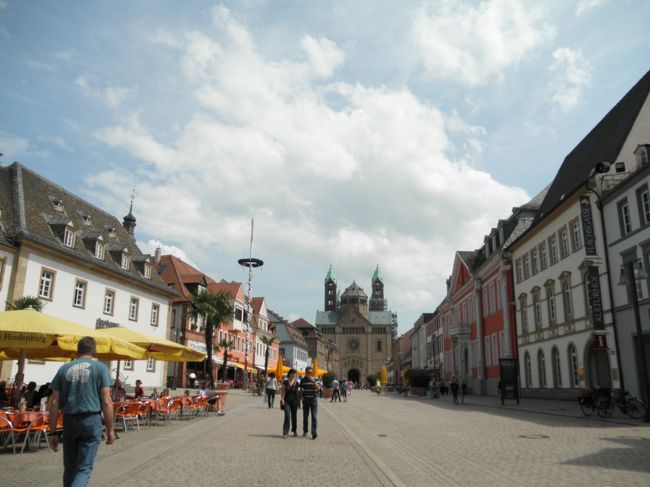 　今日も天気が良くて、散策日和。<br /><br />　こういうところのテラス席だと気持ちが良くてつい長居しそう。