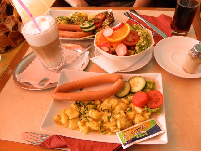 　カフェに入ってお昼ご飯。<br /><br />　ソーセージとポテトのプレートとサラダを注文。野菜も結構おいしくて、あんまりストレスがたまらない。