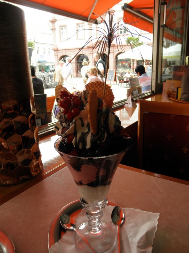 　というわけで、どでかいベリーパフェを二人で分けて食べることに。<br />大体８ユーロくらいだったか。生クリームさっぱりでうまい。