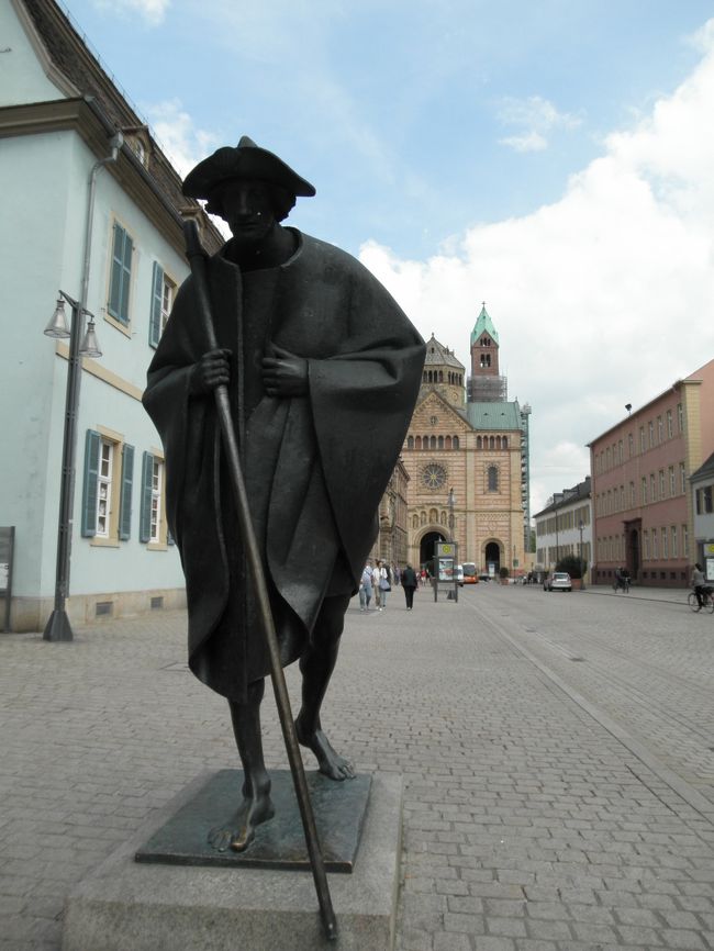 ＪＡＫＯＢ ＳＰＩＬＧＥＲさんの像<br /><br />　きっと聖職者の方でしょう。