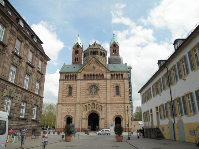 　奥の正面の建物が世界遺産シュパイヤー大聖堂（シュパイヤー・ドーム）<br /><br />　