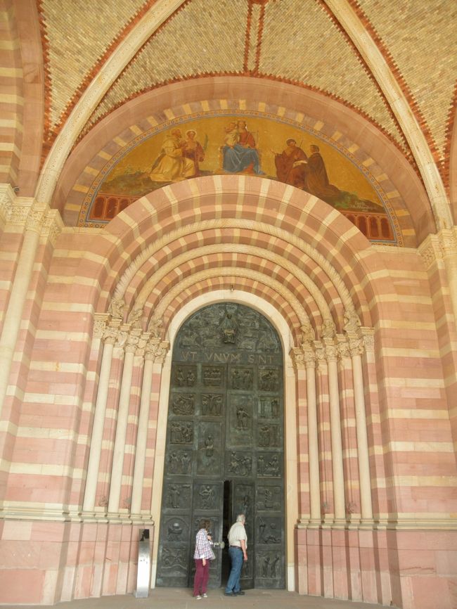 　さっそく正門から中へ。