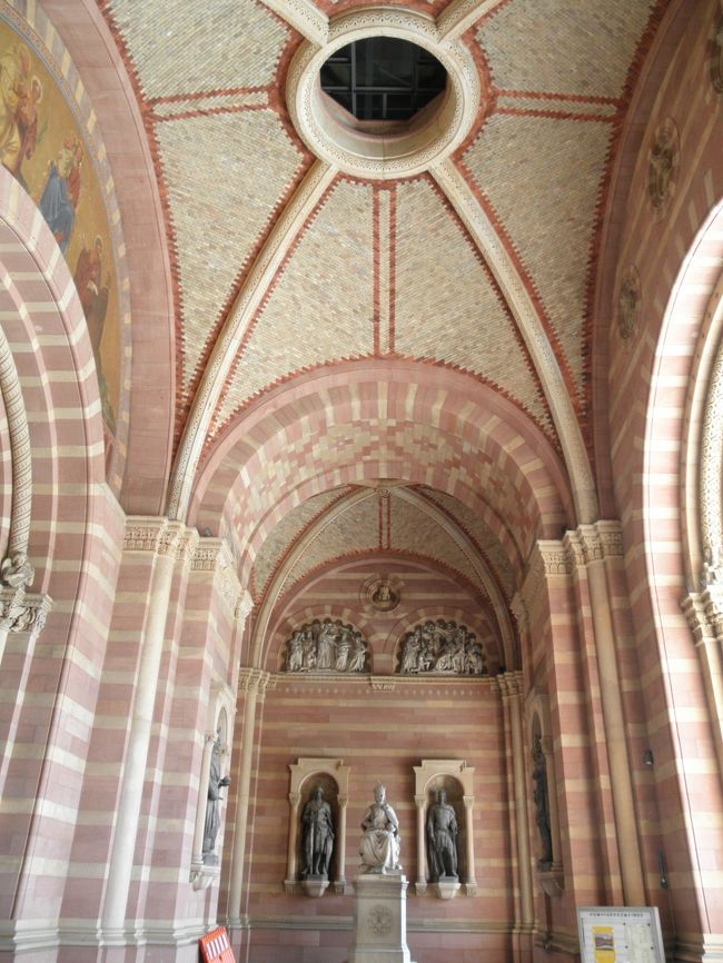 　１０３０年以前に着工し、１０６１年に落成。