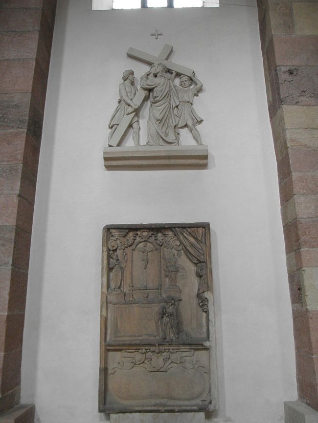 　地下には王の墓所として保存されている礼拝所もあるそうですが別料金だし時間もないのでパス。