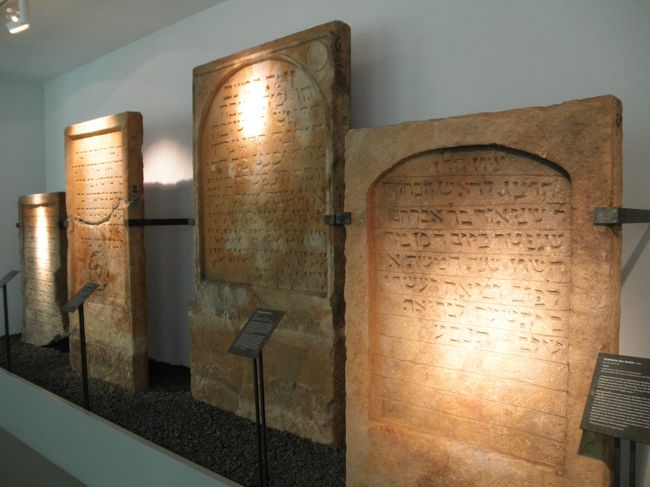 　ここは１１０４年に建てられ１４９０年まで使用されていたシナゴーグの遺跡。