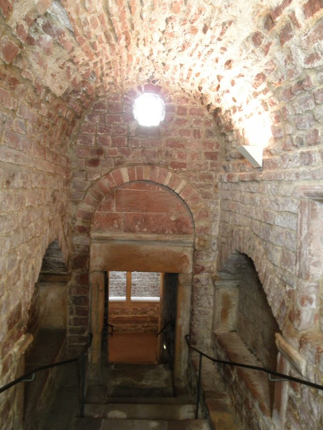 　階段で地下１０メートルほど下ります。