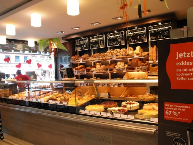 　ちかくのスーパーでお土産（自分用＆職場用）を物色。<br /><br />　パン屋さん。ドイツのパンって黒パンが酸っぱくて固くてみたいなイメージだったけど、そんなことはなく非常においしい。安いし。