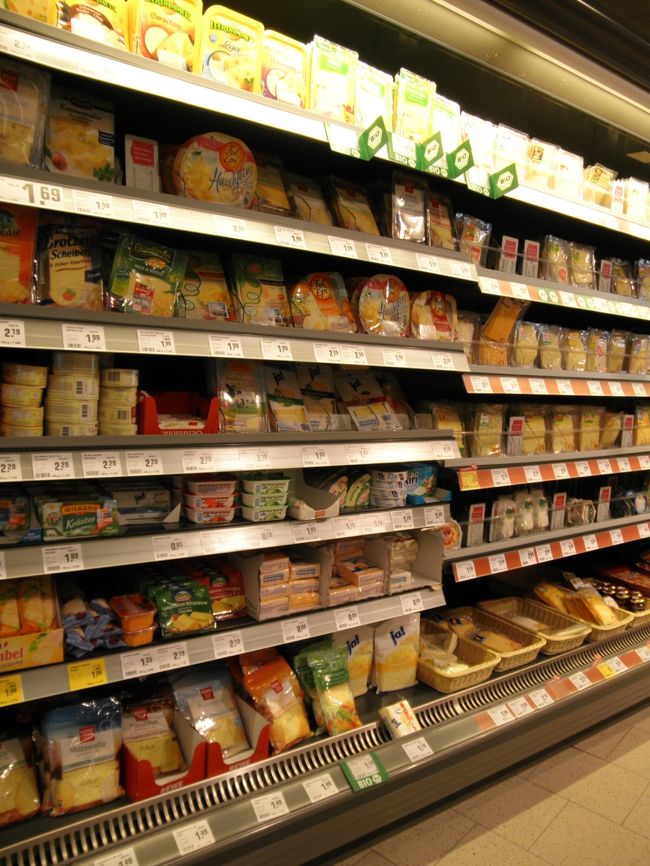 　ドイツはチーズやらハムが安くておいしい。<br /><br />　ビールは水より安いうえに、１６歳からお酒飲めるのでアル中が問題になってるらしい。<br />　<br />　そりゃ飲むよね。水より安けりゃ。