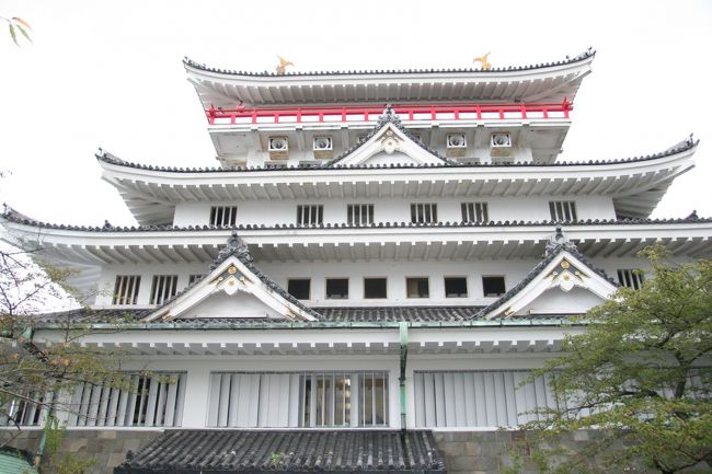 熱海城全体。少しチープな感じです。