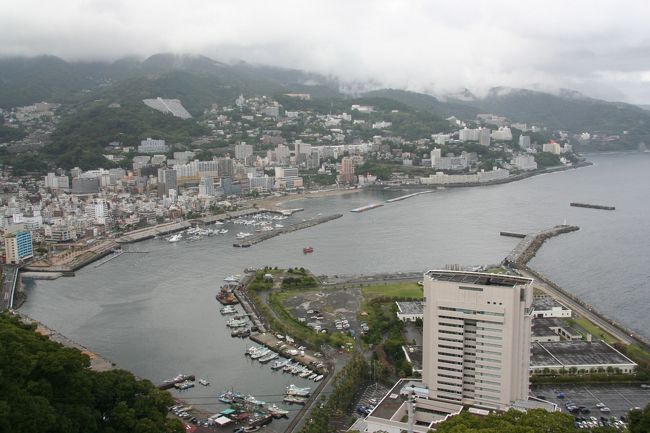 熱海城から見た親水公園 ムーンテラスから見た熱海城<br />ここからの花火も良さそうです。