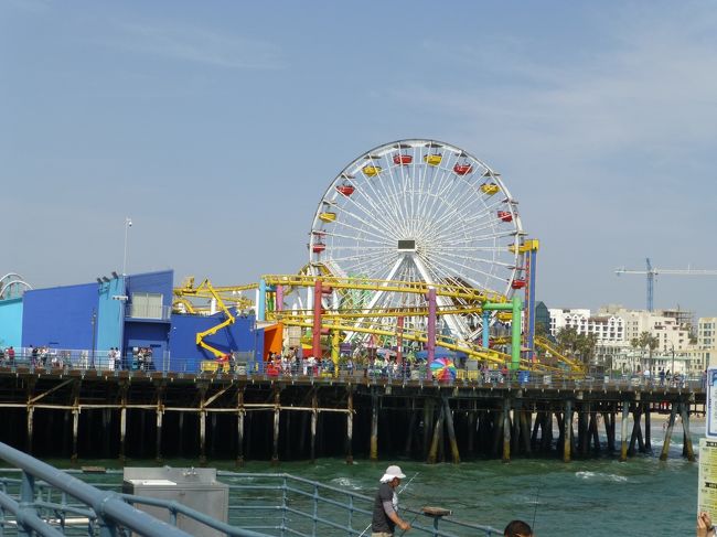 サンタモニカピアの遊園地。<br /><br />ジェットコースターに乗ろうかと思ったけど、ラスベガスで乗ったNYNYのジェットコースターが凄かったので止めました。