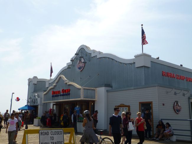 ちょっと小腹が空いたし、寒くてスープが飲みたくなったので、ババガンプシュリンプに行ってみることに。<br /><br />受付で名前を言って、15分待ったかな。<br /><br />レストランの横にはTシャツなどを売っているショップがあります。