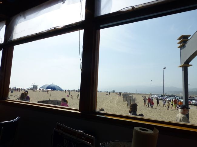 1階の窓際の席に案内してもらいました。