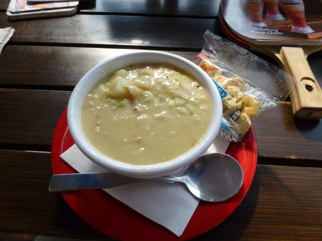 前菜はクラムチャウダー。<br /><br />カップとボールの2種類あります。<br />これはカップ。<br /><br />クラムチャウダー　5.79ドル<br /><br />具沢山で熱々でとっても美味しかった！