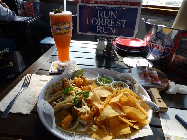 メインはタコス。<br />海老はフリットにしてもらいました。<br /><br />タコスならお野菜も多いし軽く食べられるかな〜っと思ったけど、結構苦しかった。<br /><br />ドリンクはストロベリーマンゴースムージー。<br />これがさっぱりしててすごく美味しかった！<br />カップは3種類から選べて、持ち帰る事が出来ます。<br />私は荷物になるので、お断りしました。<br /><br />タコス　11.99ドル<br /><br />ストロベリーマンゴースムージー　7.99ドル