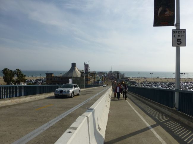 お腹もいっぱいになった事だし、名残惜しいですがホテルに帰りましょう。<br /><br />ここから15分程歩いて、ビックブルーバスのバス停まで歩きました。<br /><br />バス停に着いたら、バス停で待っていた女性が「どこまで行くの？」と声をかけてくれて、間違いなくバスに乗れました。