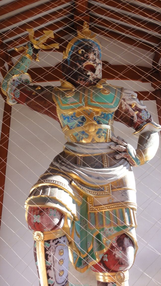 「中門」　の　「金剛力士像」　です。