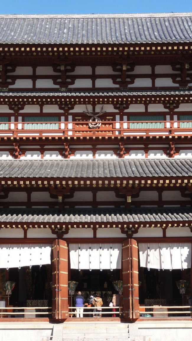 「本尊薬師三尊像（国宝）」　が安置されてます。<br /><br /><br />「薬師寺」　の　「本尊」　でもあります。<br /><br /><br />日本の仏像彫刻が、中国・六朝や唐の影響を受けつつ、独自の古典様式を完成した７〜８世紀の作品のなかでも最高傑作の1つとして古来名高いものである（ウィキペディア）。