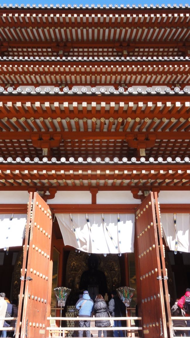 「金堂」　の正面に本尊の　「銅造薬師三尊像（国宝）」　が座ってます。<br /><br /><br />