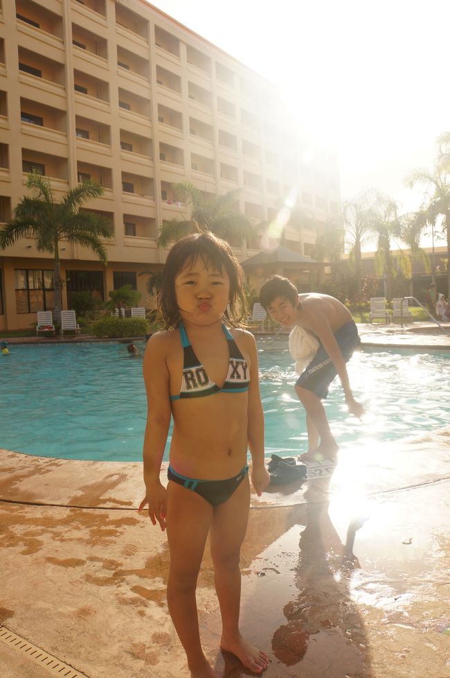 グアムプラザのプール。<br /><br />西日。