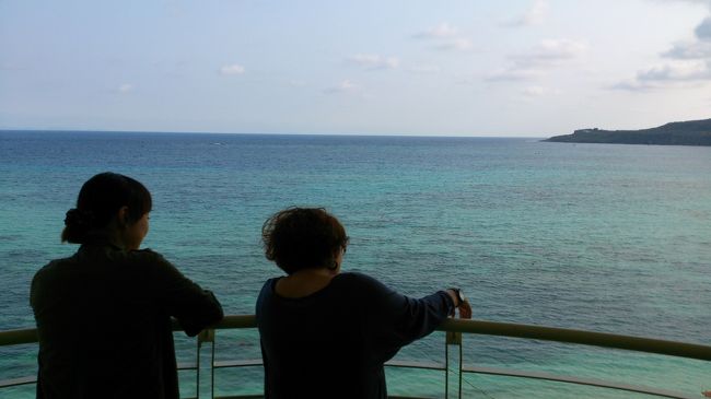 日も上がると、目の前の海の色が<br />きれいに出てきました。<br /><br /><br />たそがれる、おとな2人。