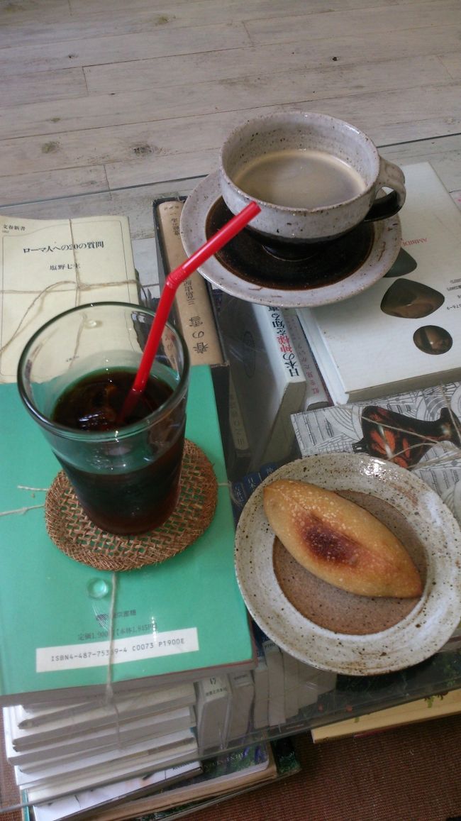 古宇利島を後にし、<br />南下開始!!<br /><br />許田の駅でおっぱアイスを食べ、<br />目指すは旅の目的のひとつである<br />「宗像堂」<br />天然酵母のパン屋さん。<br /><br />そして、コーヒーが美味しい。<br /><br />以前、東京でのパンフェスに出展していたものの、<br />あまりの人気で買えなかったコトが･･。<br /><br />そのリベンジです！<br /><br />平日でお客さんも少なかったせいか、<br />パンの説明や焼き釜までみせていただきました。<br /><br />