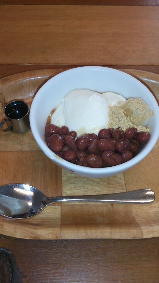 宗像堂で軽いお茶をしつつ、<br />今日･･･暑い!!<br /><br />って話になり、ぜんざいを食べに。<br /><br />「tangtang」<br />ここもわたしのオススメのお店。<br /><br />ぜんざいはふわふわの氷にたっぷりお豆、<br />きな粉に黒蜜、そして白玉。<br />友人2人はぜんざいを食べ、<br />知覚過敏のわたしは金時杏仁。<br /><br />これまた本当に美味しいのです。<br />